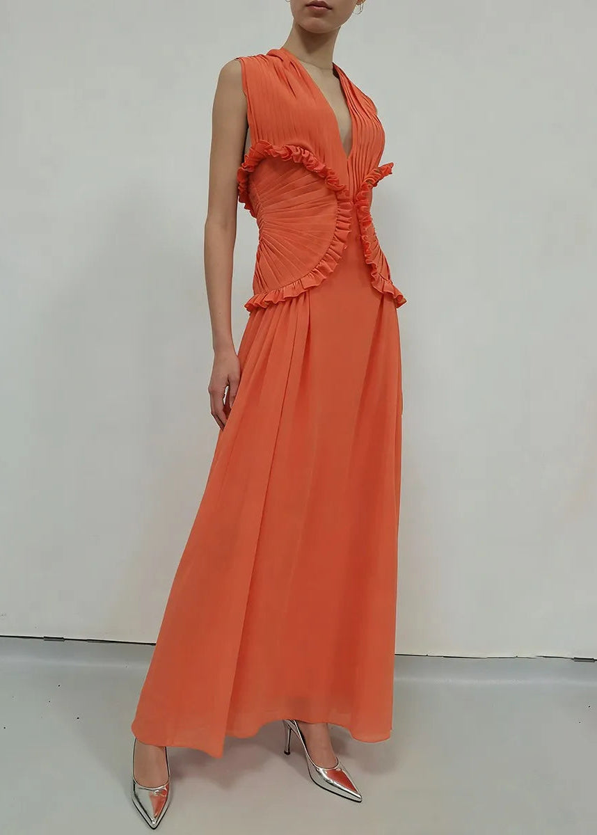 Robe longue fluide à décolleté profond avec taille plissée et volants