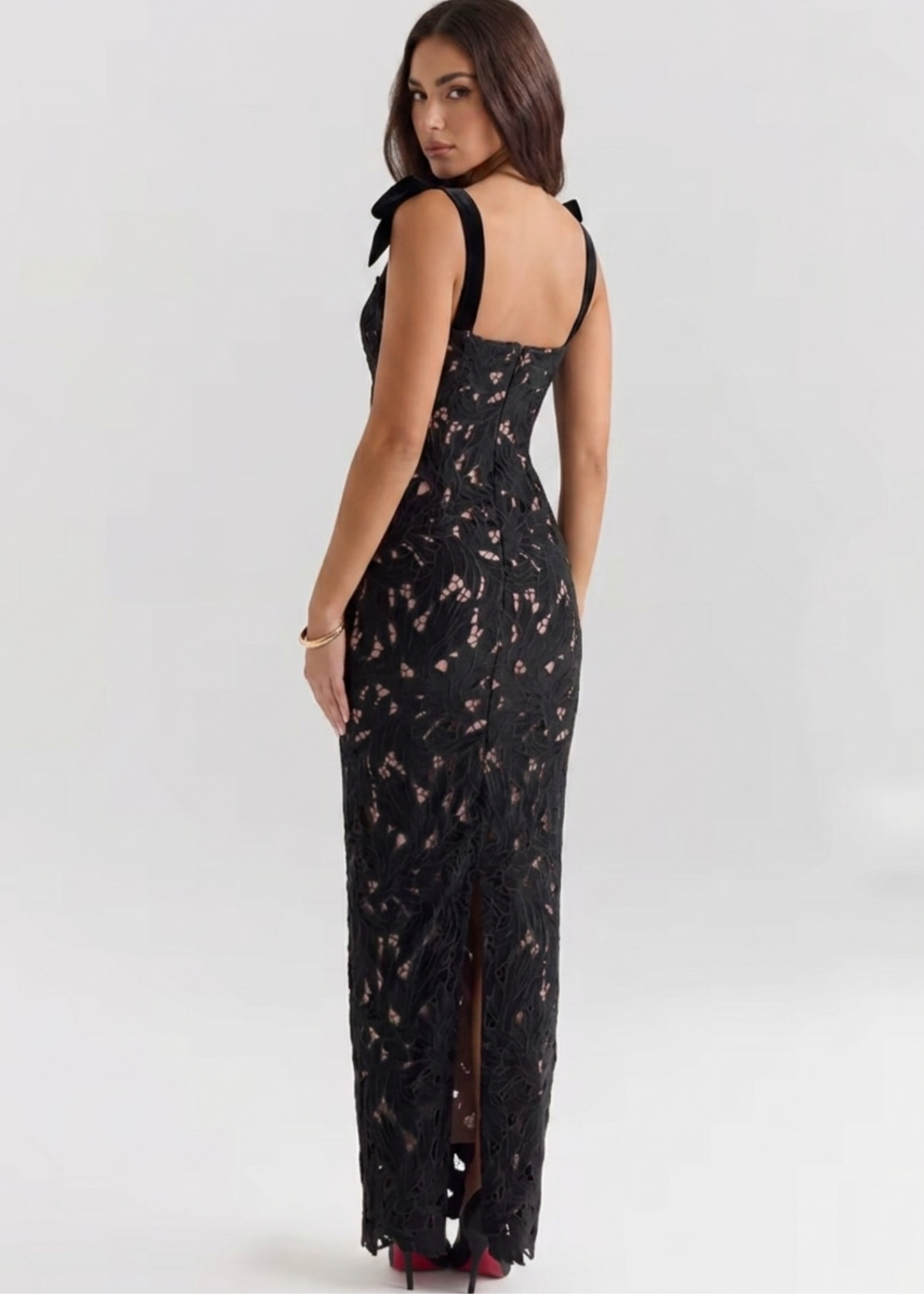 Safia - Robe longue ajustée en dentelle avec fente