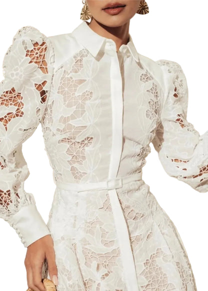 Robe longue blanche en dentelle ajourée à manches travaillées