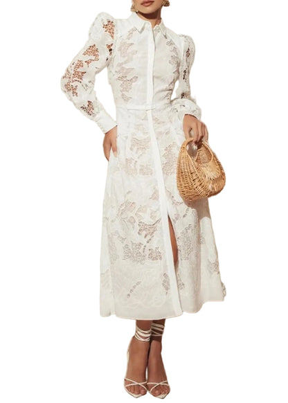 Robe longue blanche en dentelle ajourée à manches travaillées