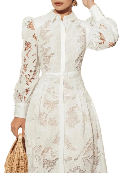 Robe longue blanche en dentelle ajourée à manches travaillées