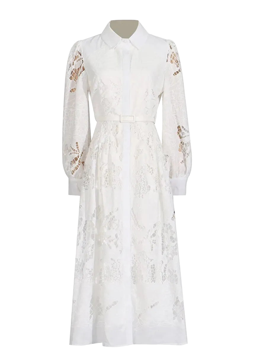 Robe longue blanche en dentelle ajourée à manches travaillées