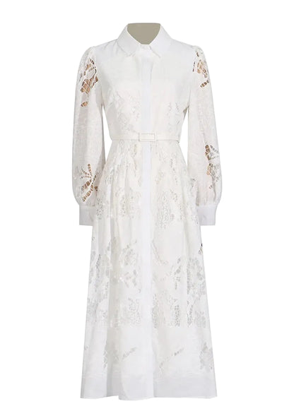 Robe longue blanche en dentelle ajourée à manches travaillées